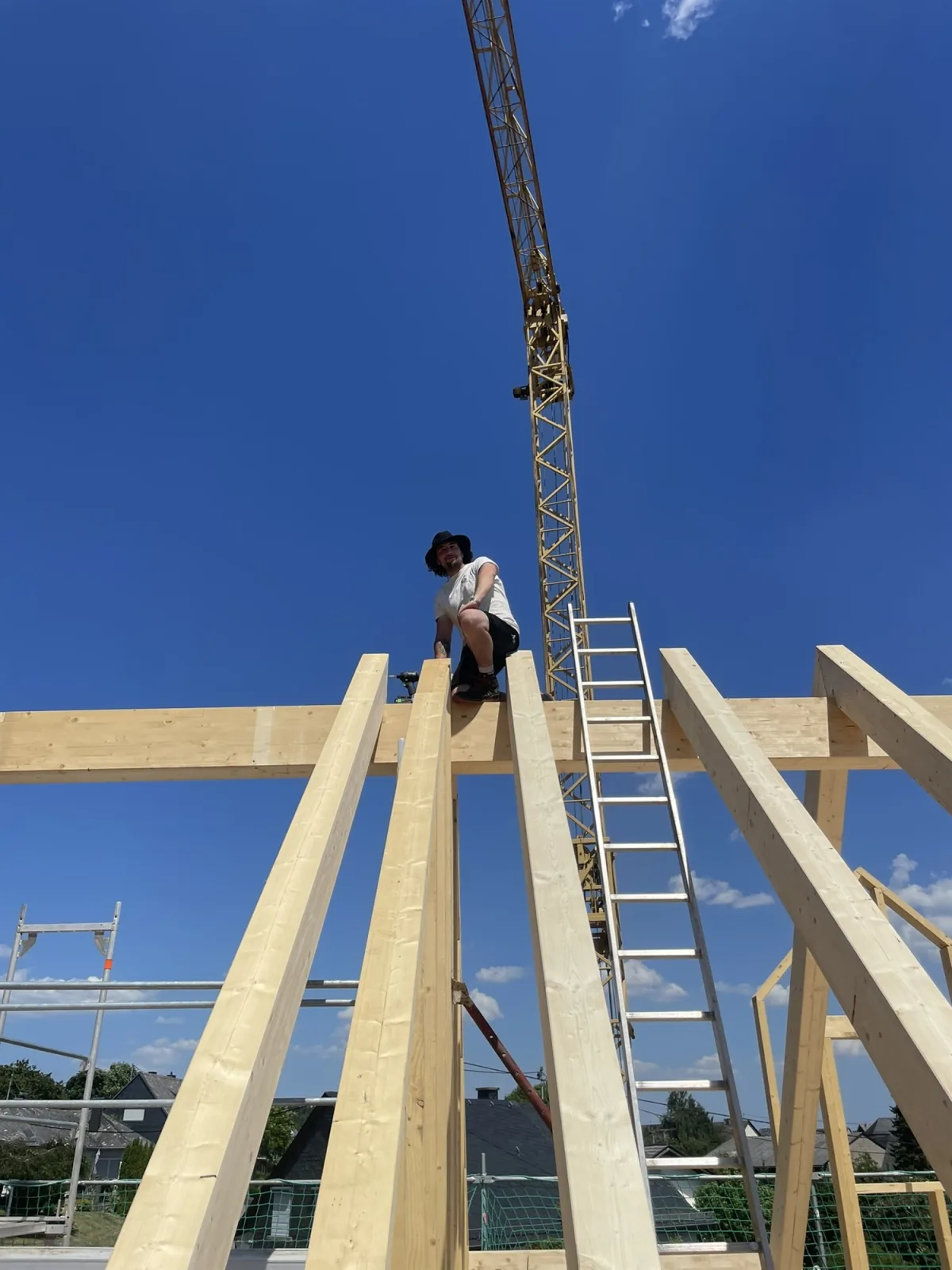 Zimmerer auf dem First einer Dachkonstruktion