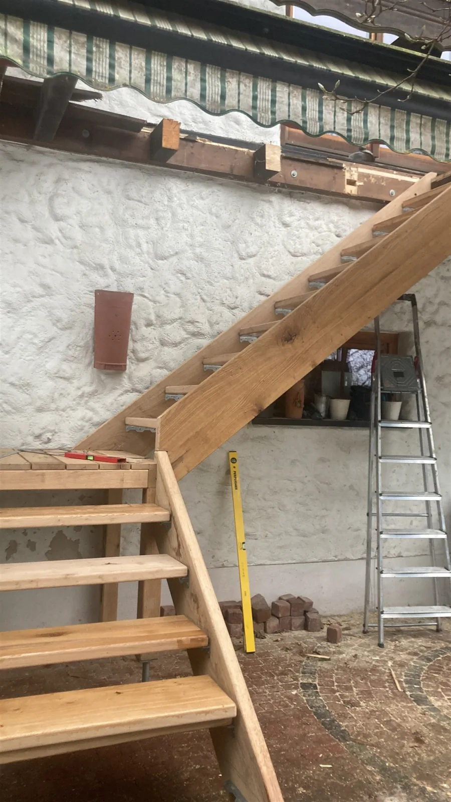 Außentreppe aus Holz an einem Fachwerkhaus