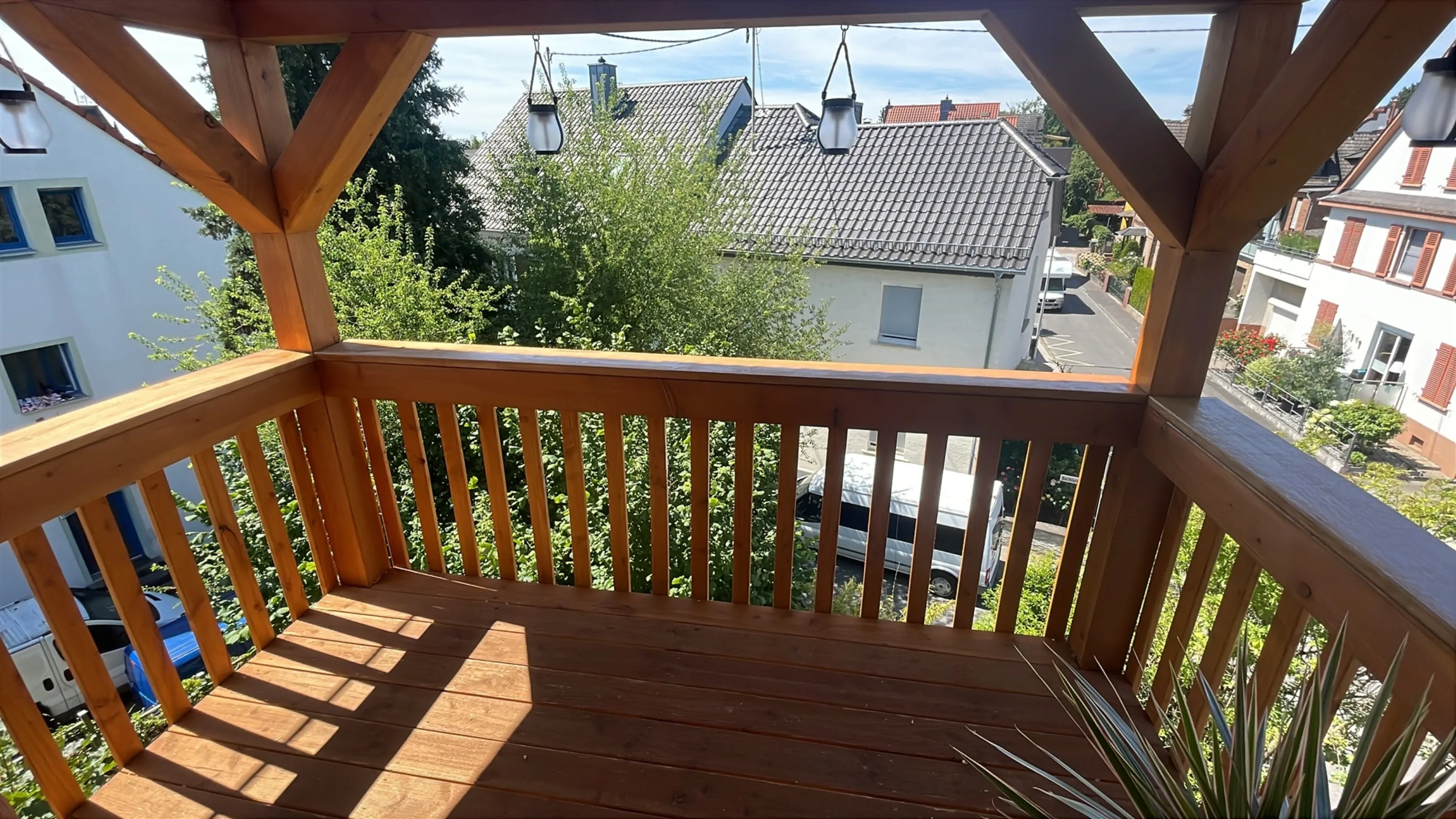 Fertiger Balkon in Eltville mit Holzgeländer und Handlauf