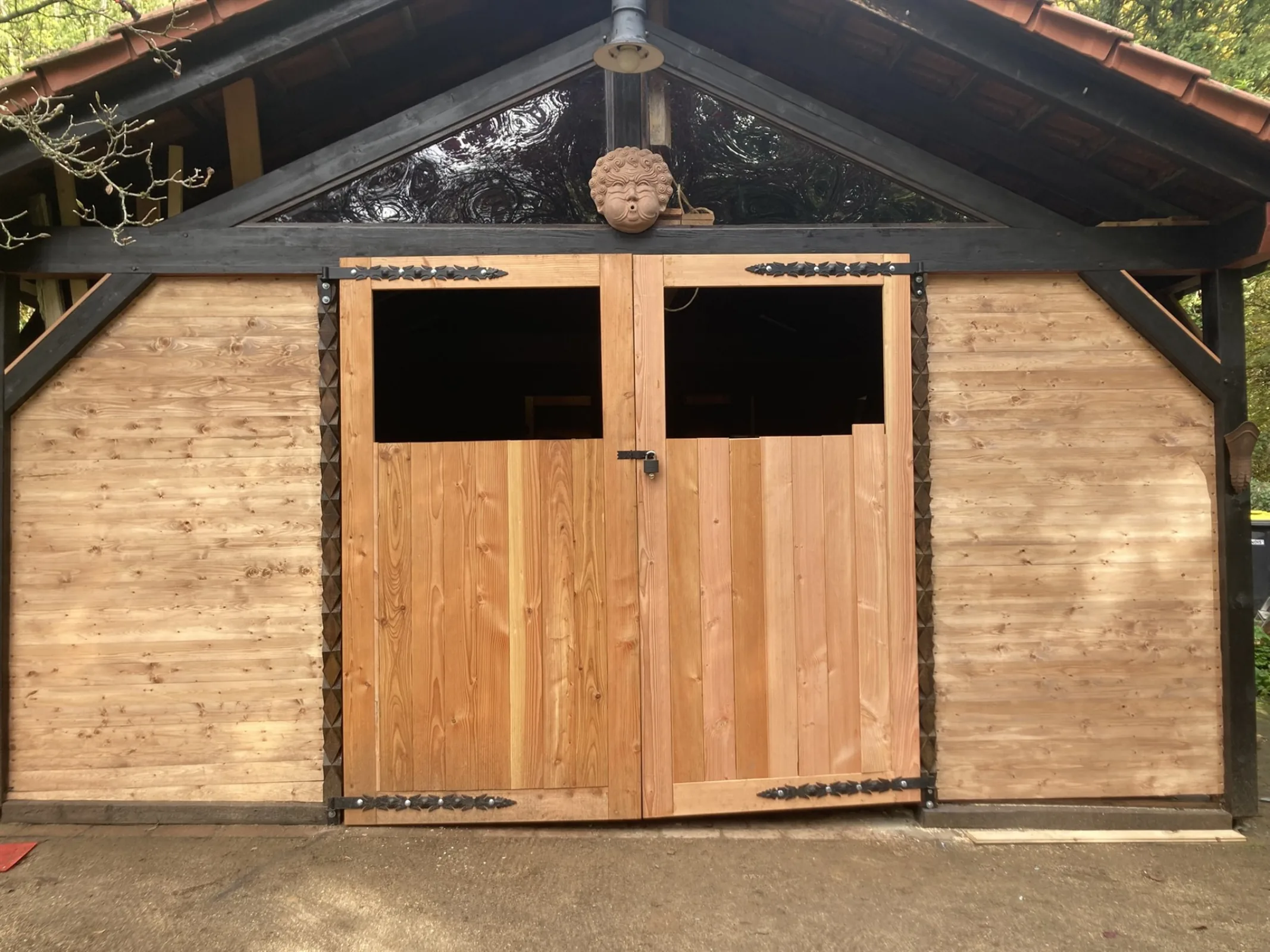 Geschlossener Carport in Eltville mit neuem Douglasie-Tor und Verschalung