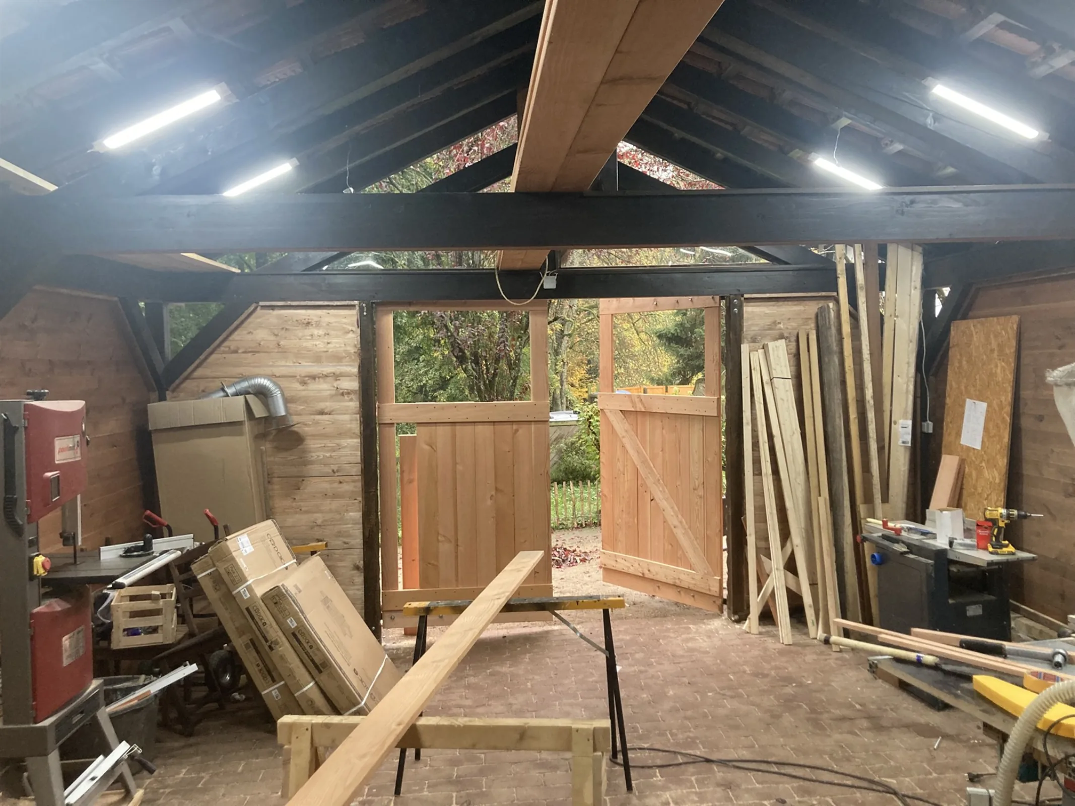 Innenansicht des geschlossenen Carports mit Dachkonstruktion