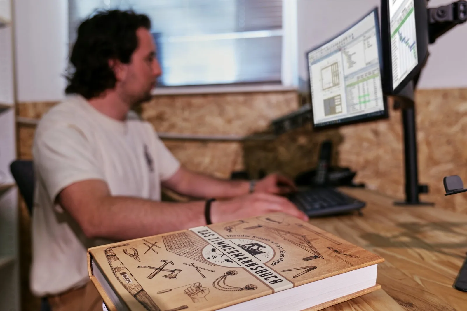Francisco am Computer bei der Planung und Ausarbeitung von Bauplänen