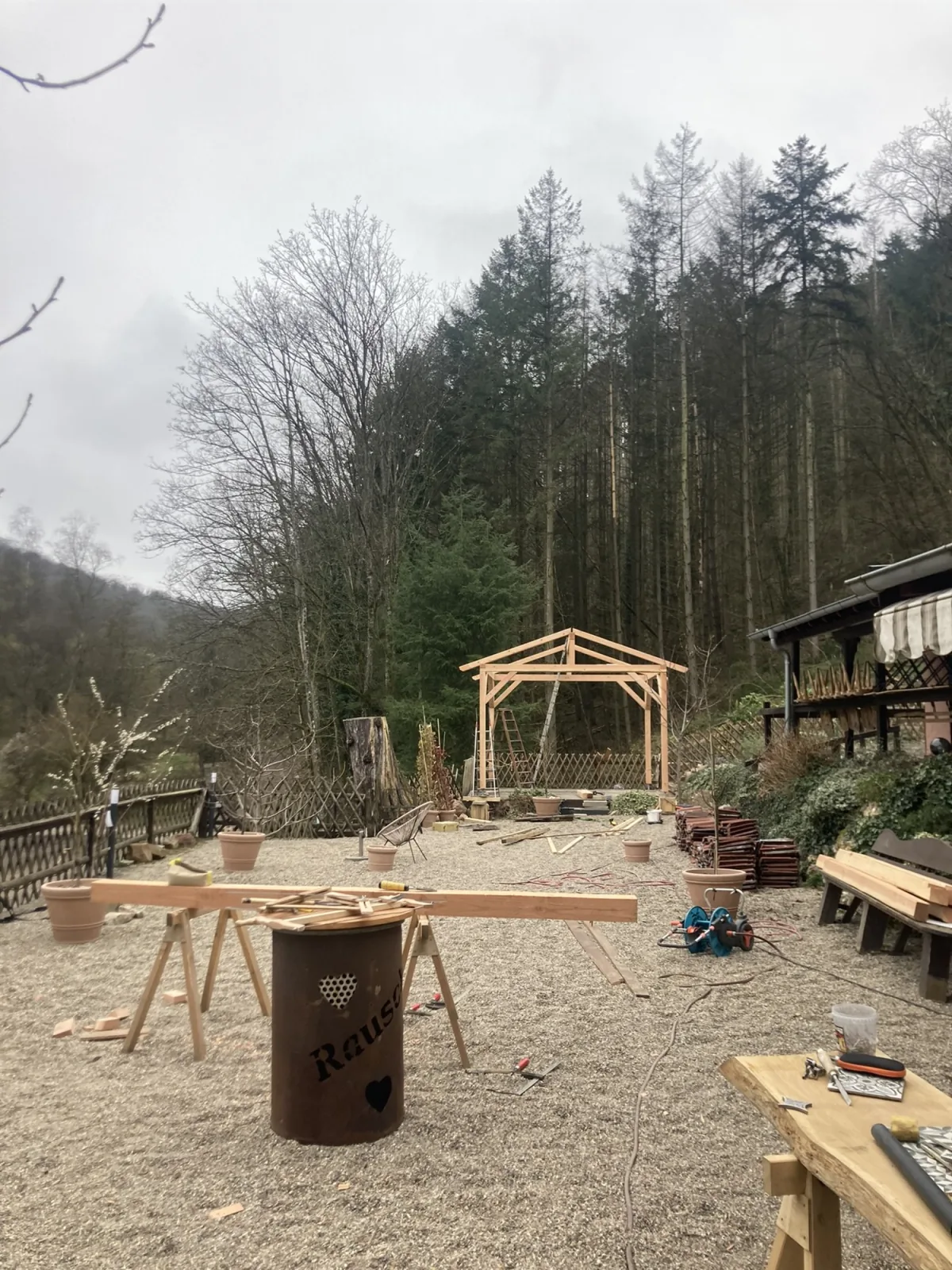 Baustelle des Pavillons im Winter mit Werkbank und Feuertonne