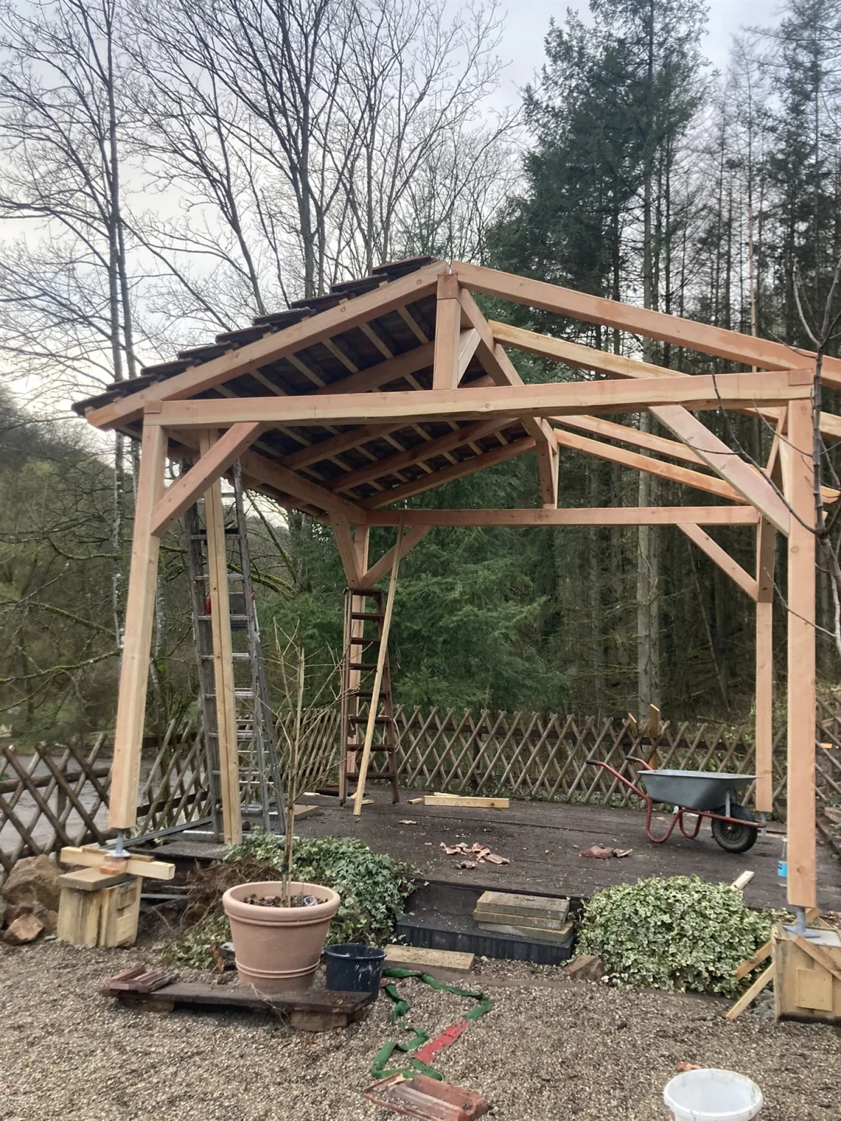 Fertig aufgeschlagene Holzkonstruktion des Pavillons