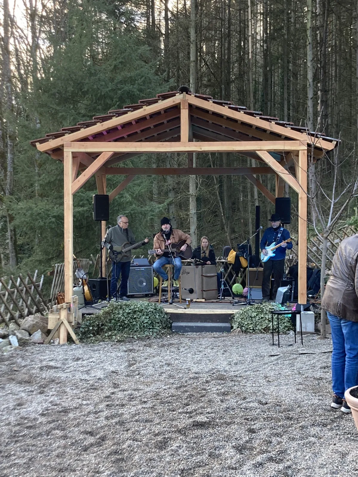 Der fertige Pavillon in Nutzung: eine Band spielt darunter