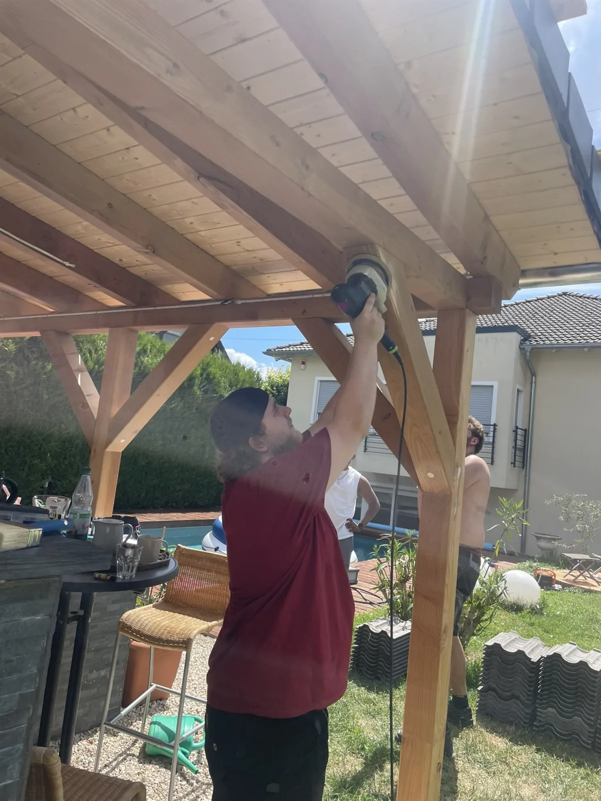 Arbeiten an der Pergola in Eltville im Sommer
