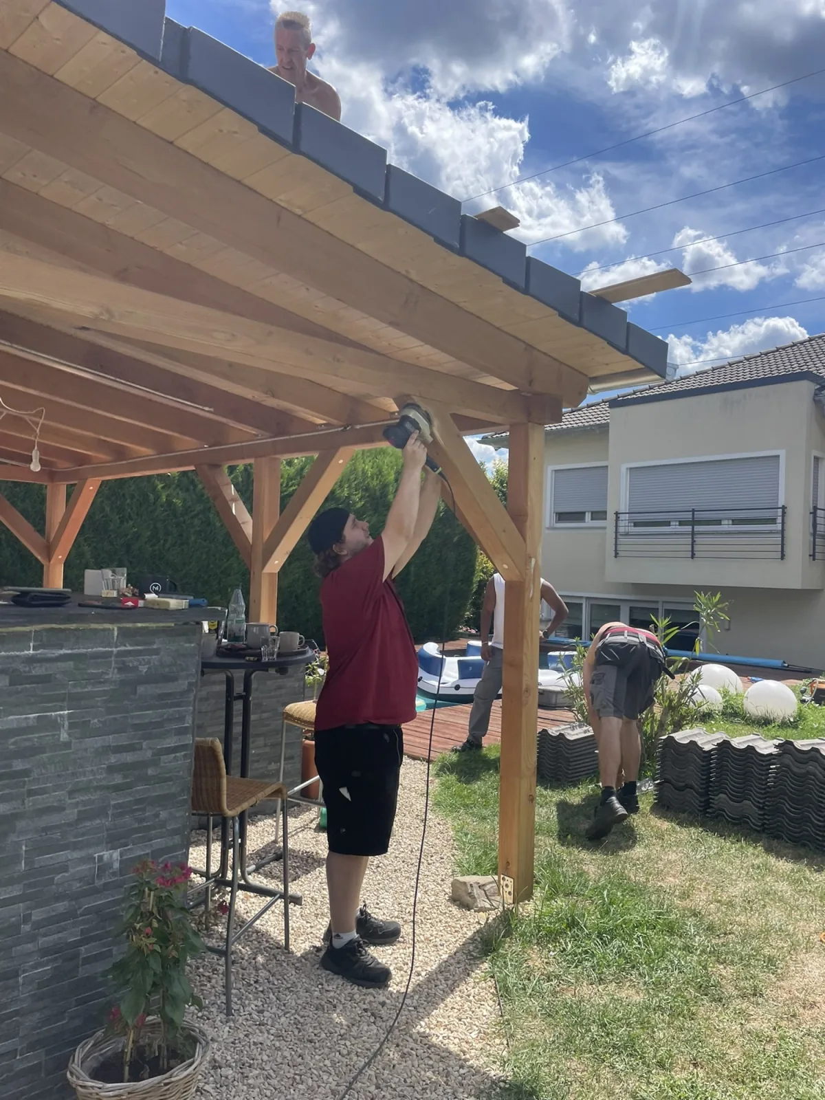 Blick auf die fertige Outdoor-Lounge unter der Pergola