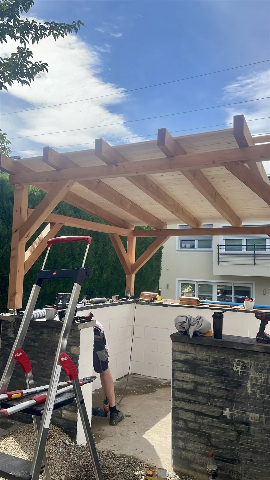 Pergola-Konstruktion in Eltville im Rohbau, Kopfbänder und Sparren vor dem Eindecken