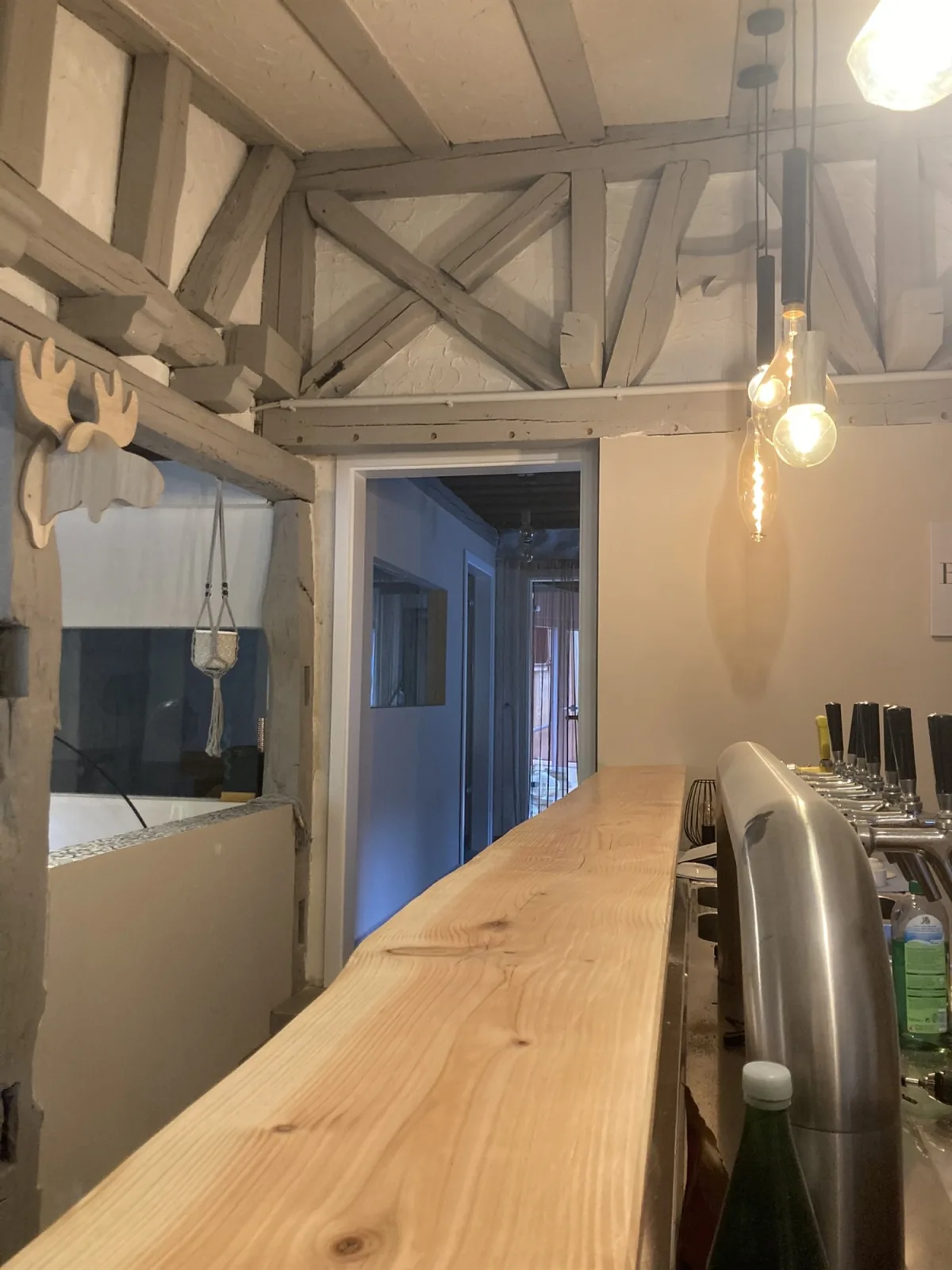 Detail der Baumkante an der aufgearbeiteten Theke