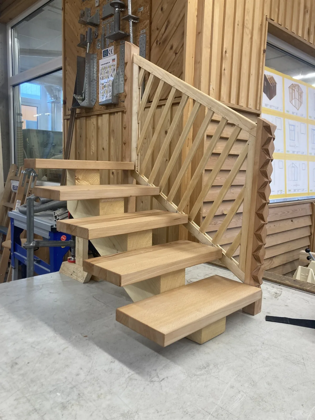 Selbst entworfene Massivholztreppe mit Zierpfosten