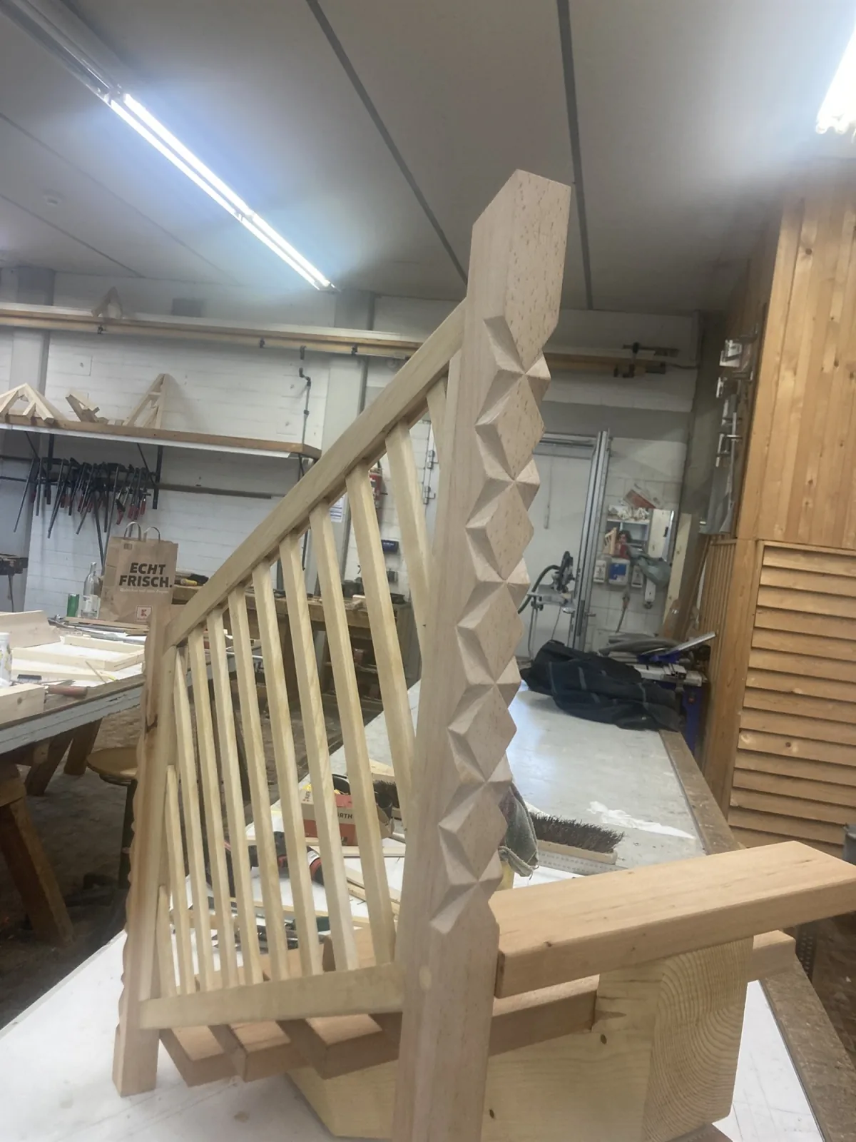 Die Treppe im Aufbau in der Werkstatt